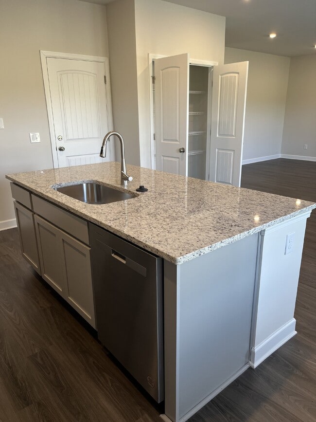 Building Photo - 301 Ellis Ln