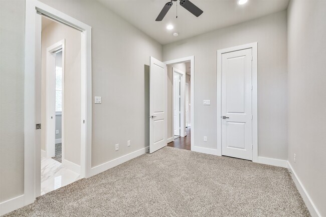Foto del edificio - 810 Mansfield St