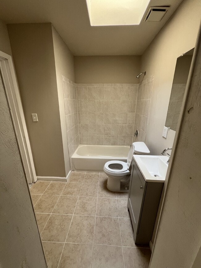 Building Photo - 1BD/1BA, Spacious Apartment in Baltimore n...