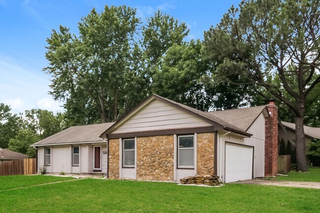 Foto del edificio - NEW PROPERTY LIVE!!!  LOOK AT THIS GEM!  Schedule A Tour Today!!  More photos coming soon!