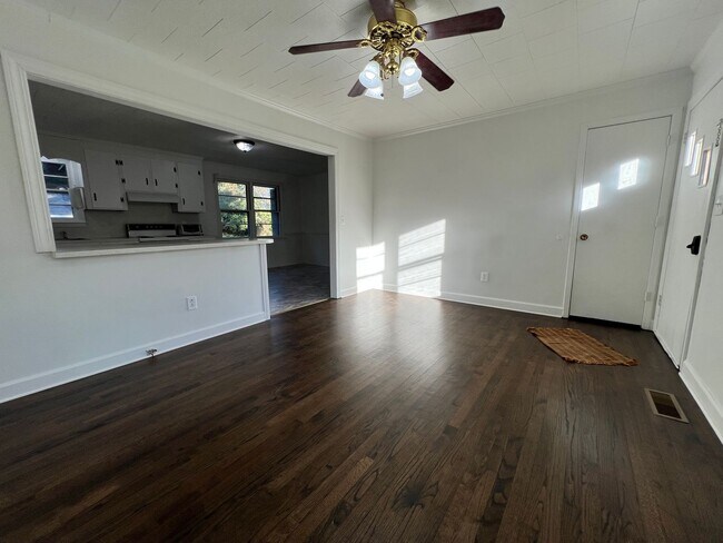 Foto del edificio - 3 Bed, 1 Bath, Brick Ranch with Attached Carport