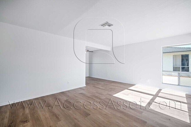 Foto del edificio - 41012 Beachwood Ave