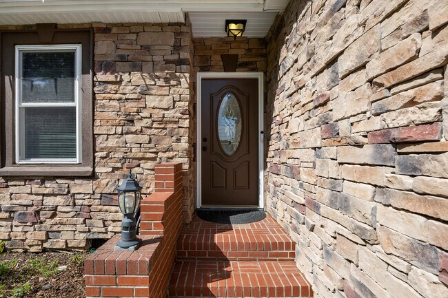Building Photo - 7481 Pinewood Dr
