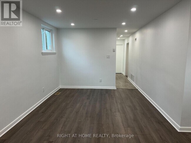 Photo du bâtiment - 606 Lansdowne Dr