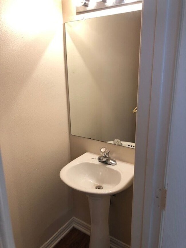 Building Photo - 2 BEDROOM TOWNHOME IN DENTON
