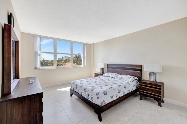 Building Photo - 3181 S Ocean Dr