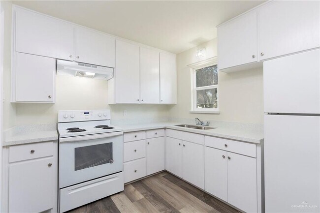 Building Photo - 729 Highland Ave