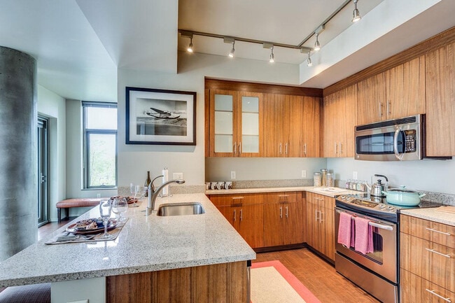 Building Photo - 2101 6th Ave