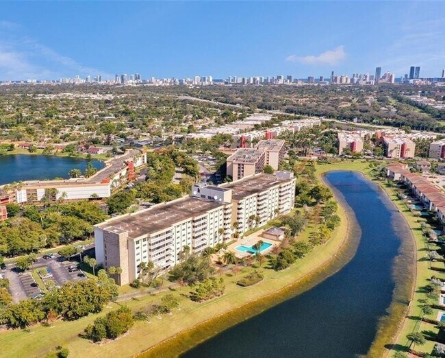 Foto del edificio - 800 NE 195th St