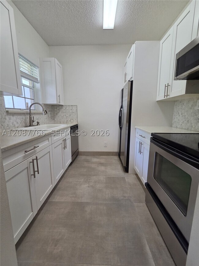 Building Photo - 671 Cypress Lake Blvd