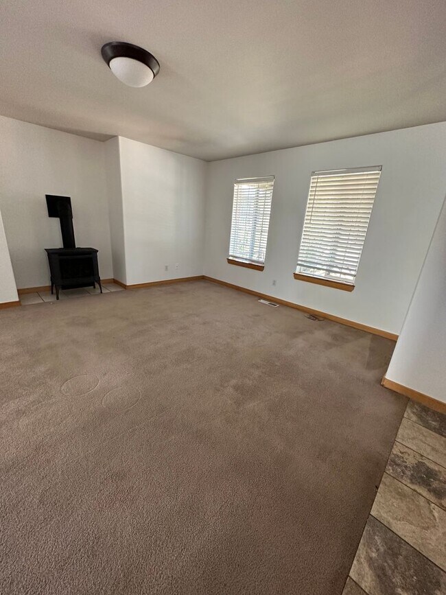 Foto del edificio - Bring the DOG! 3 Bdrm located in Westside Pines, All Appliances, Newer Paint In & Out, Double Gar...