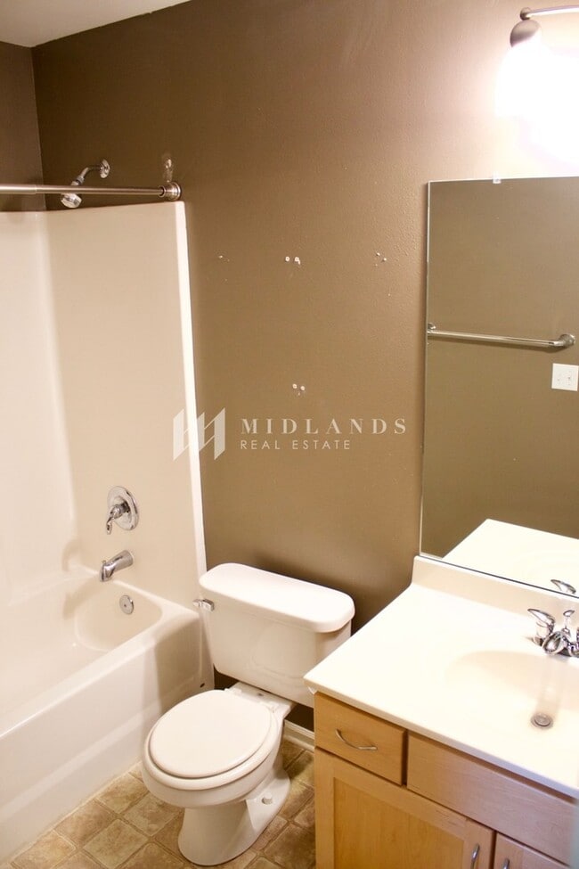 Building Photo - Springhill Split Entry