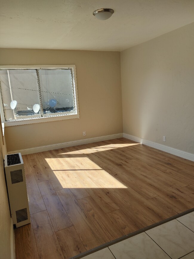 entry living area - 160 9th St