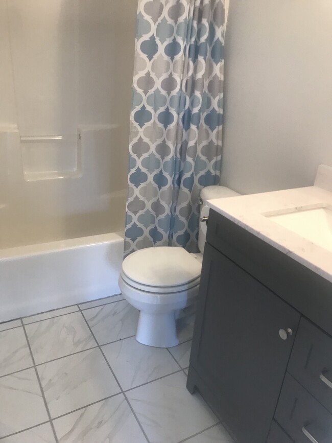 Full Bath w/tub - 144 Berkshire Way