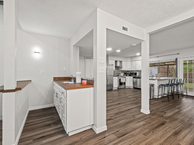 Foto del edificio - 2235 E Peters Colony Rd