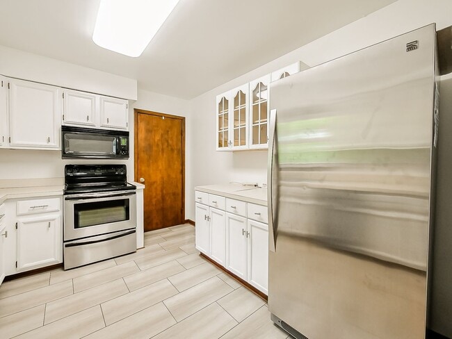 Building Photo - Your Private Retreat Just Minutes from Downtown South Lyon