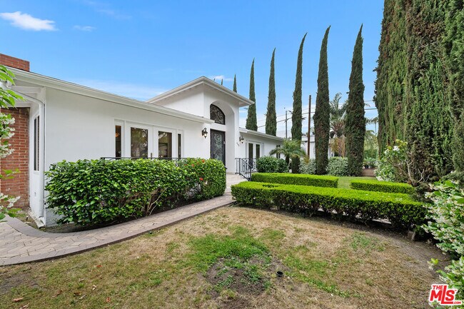 Foto del edificio - 465 N Kilkea Dr