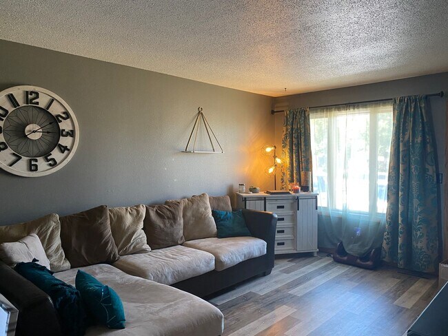 Building Photo - 2 Bedroom Duplex!