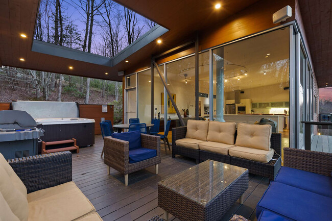 Building Photo - 688 Deer Crest Rd