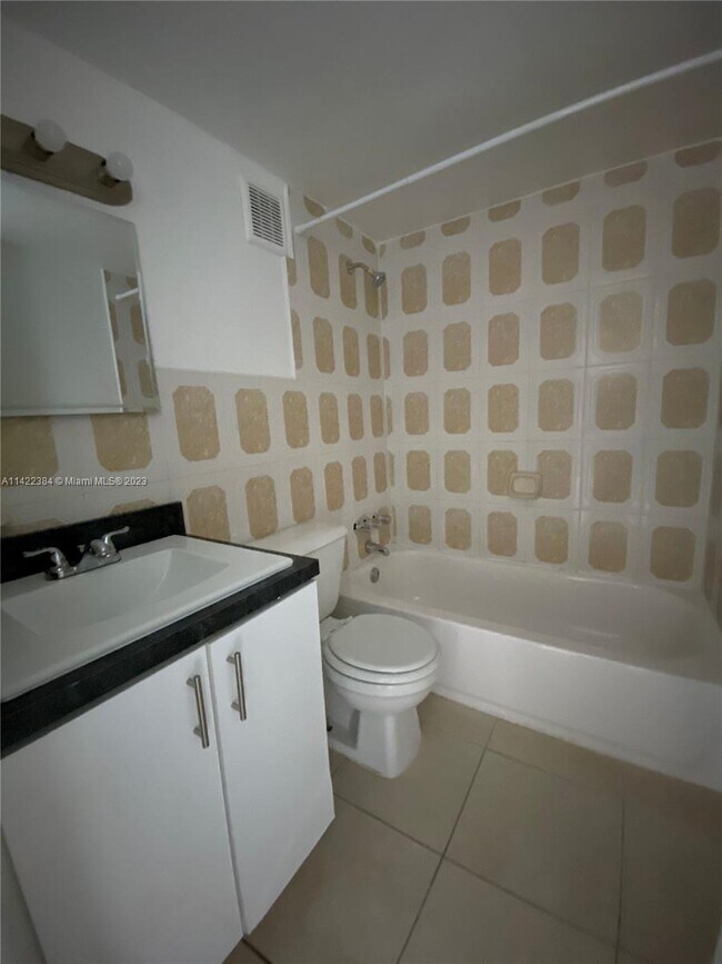 Foto del edificio - 651 NW 177th St