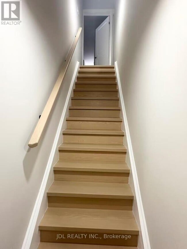 Building Photo - 17 Fairway Heights Crescent