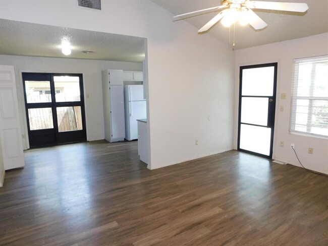 Foto del edificio - 7800 Brodie Ln
