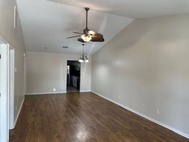 Foto del edificio - 2 Bedroom Townhome Conveniently Located in...
