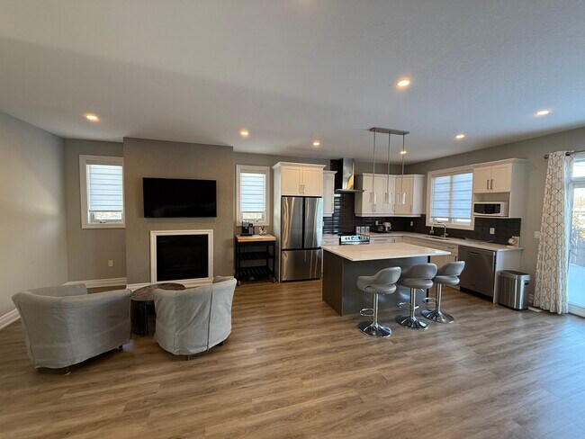 Building Photo - 117-9861 Glendon Dr