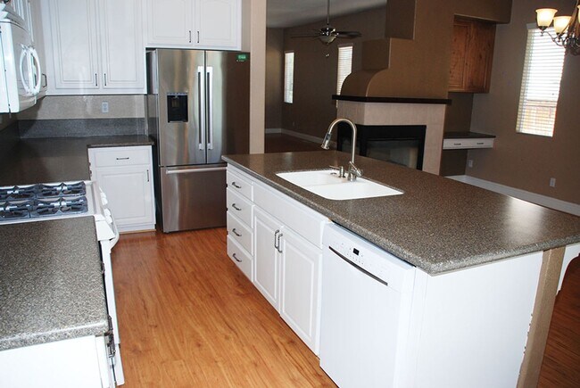 Building Photo - Beautiful 4 br, 2 bath, 2 car garage Home in Sparks.