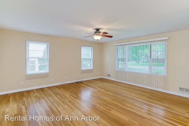 Building Photo - 3 br, 1 bath House - 2935 Lakeview Dr