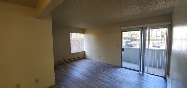 Foto del edificio - Beautiful Updated Studio in Vallejo with Patio Community Pool Gated Complex and Secured Parking