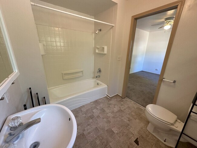 Foto del edificio - 2 Bedroom, 1 Bath Home on Corner Lot