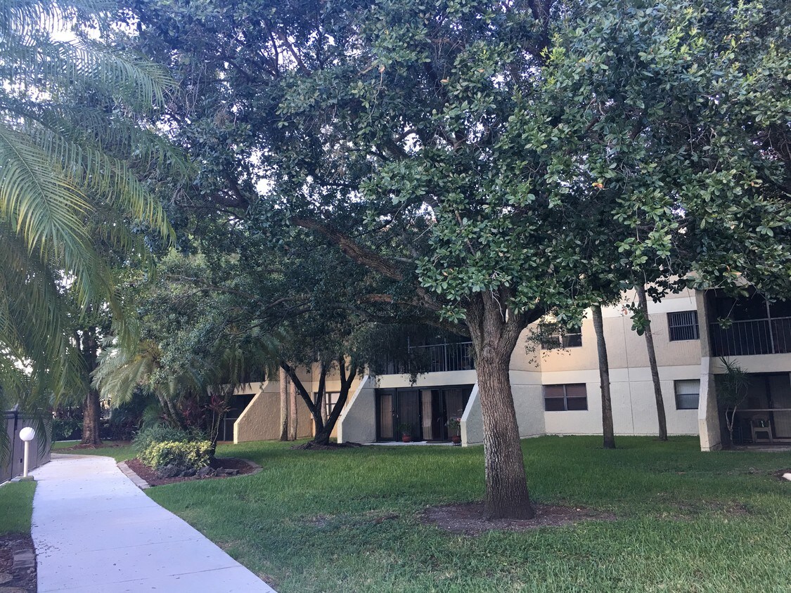 Primary Photo - 210 Lakeview Dr
