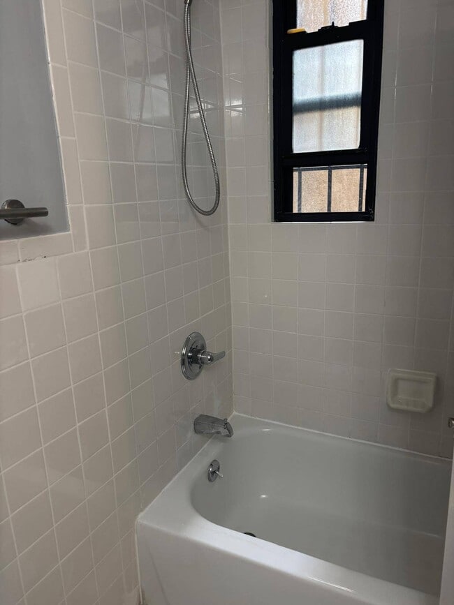 Foto del edificio - 2136 Hughes Ave