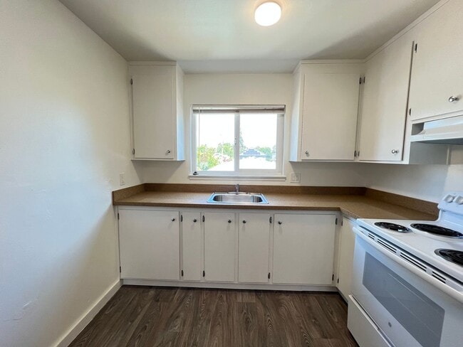 Building Photo - EBS T 1172-1176