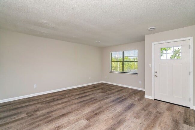 Building Photo - 101 Raintree Ln
