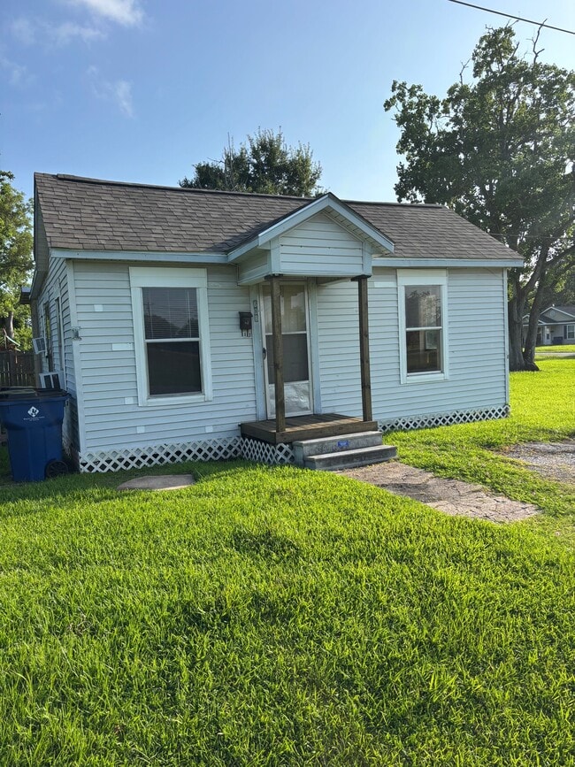 Building Photo - 608 W Cedar St