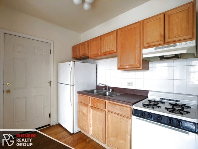 Building Photo - 928 W Dakin St