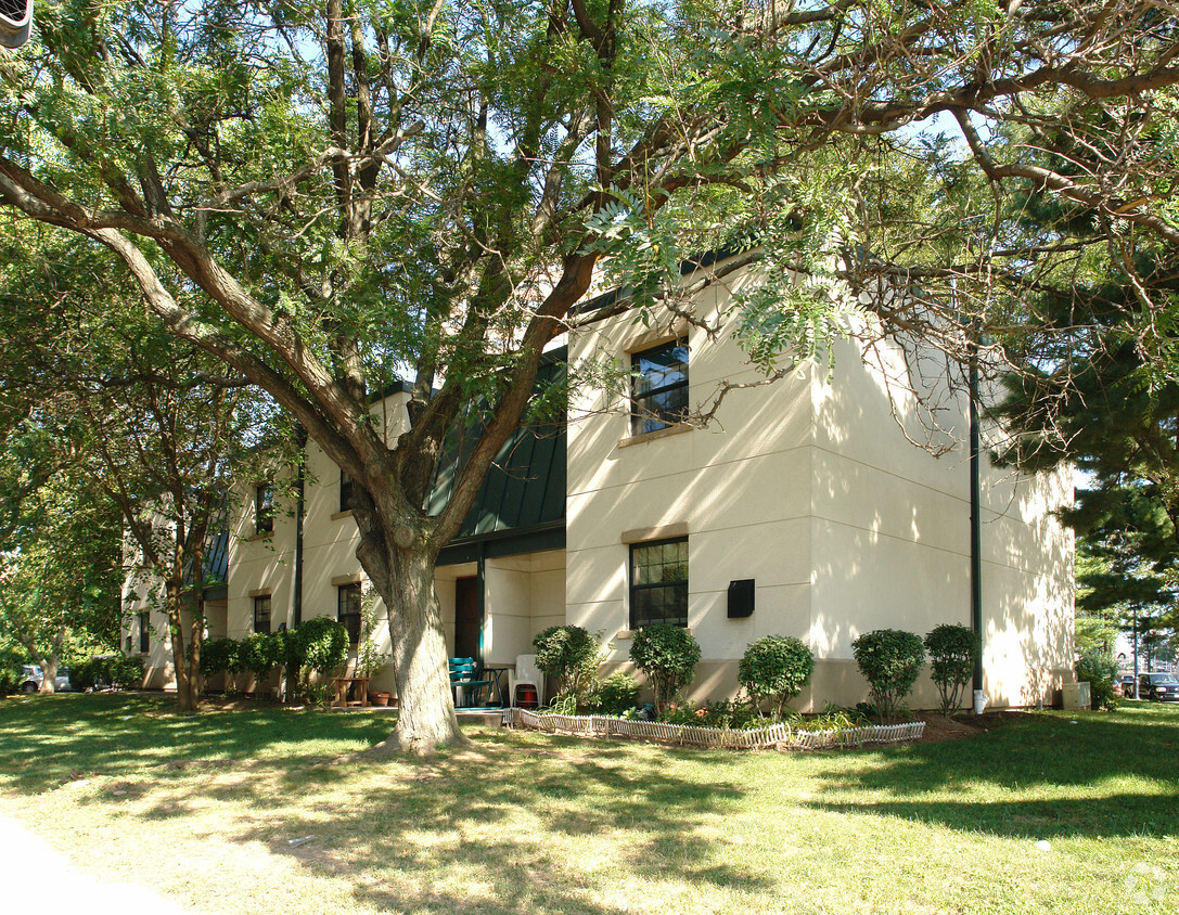 rodeados de trees- no transparentes registros - 90 charter oak St