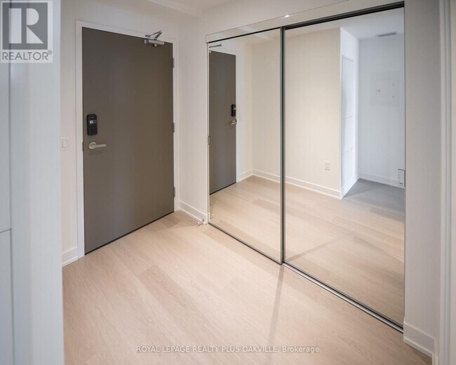 Photo du bâtiment - 448 Burnhamthorpe Rd W