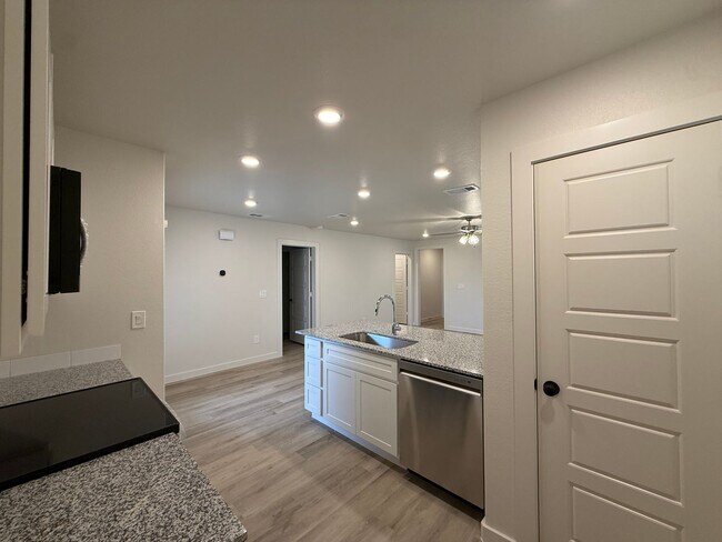 Foto del edificio - July Move-in