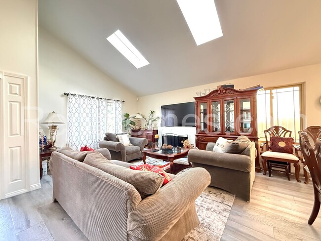 Building Photo - 10990 Red Rock Dr