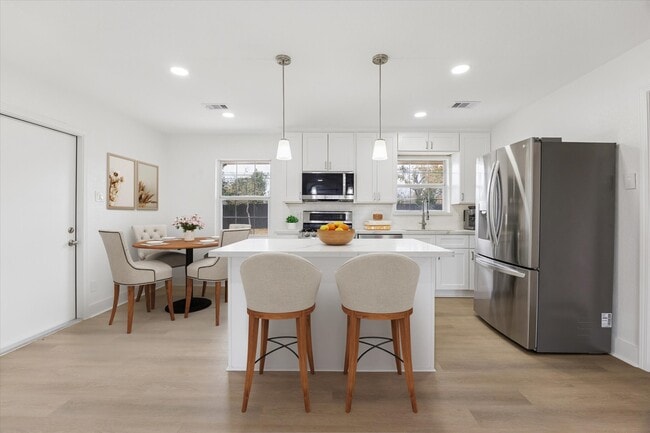 Building Photo - 2302 Hewitt Dr