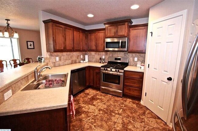 Building Photo - Spacious 3-Bedroom + Bonus Room Home for R...