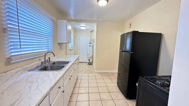 Foto del edificio - LARGE DOWNSTAIRS ONE BEDROOM ONE BATH!