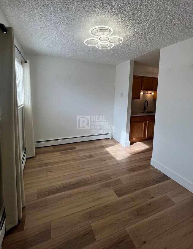 Foto del edificio - 30 Emery Way