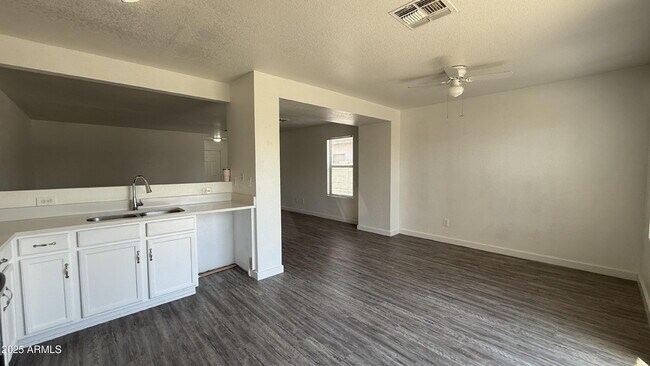 Foto del edificio - 679 W Jardin Dr