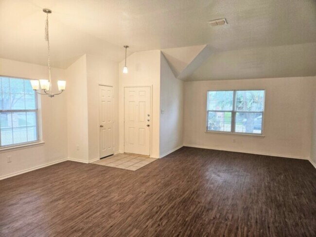 Foto del edificio - Spacious one story 4 bedroom home with com...