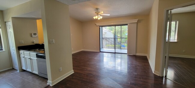 Building Photo - Second Floord, 2 bedroom 1 Bath Condo in A...