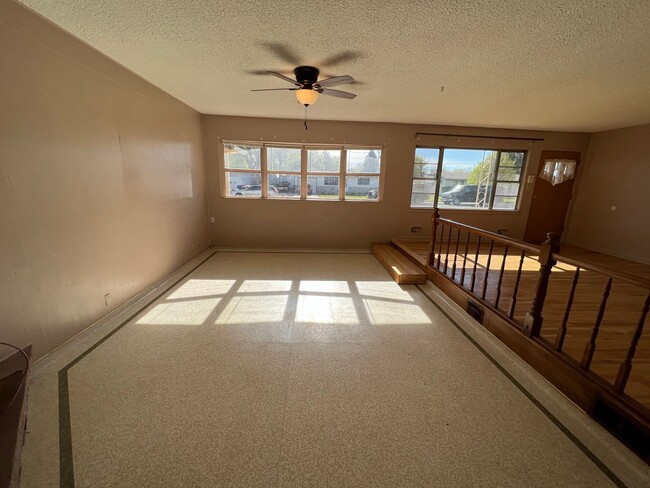 Building Photo - 3 Bed 2 Bath House with Attached 2 Car Gar...